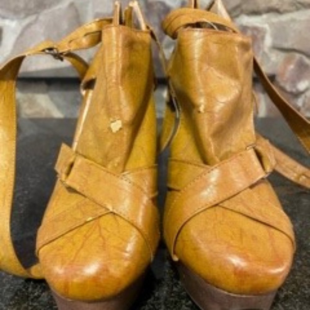 Quipid  gold Platform wooden strap heels size 10